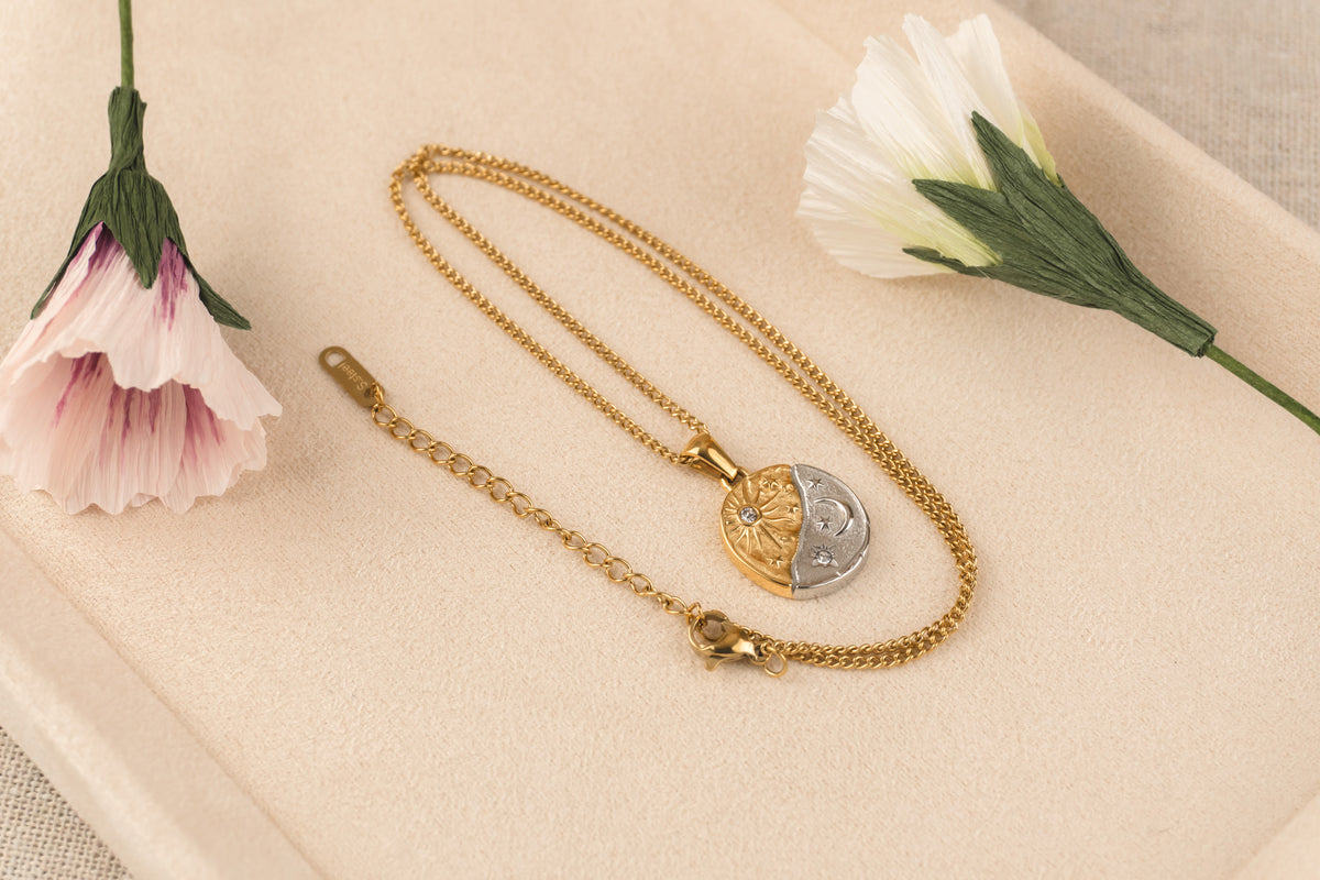 Goudkleurige ketting met celestial hanger met maan- en sterrenmotief