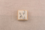 Zilverkleurige open ring met organisch vloeiend gevormde band, op witte achtergrond