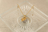 Goudkleurige ketting met celestial hanger, gedragen