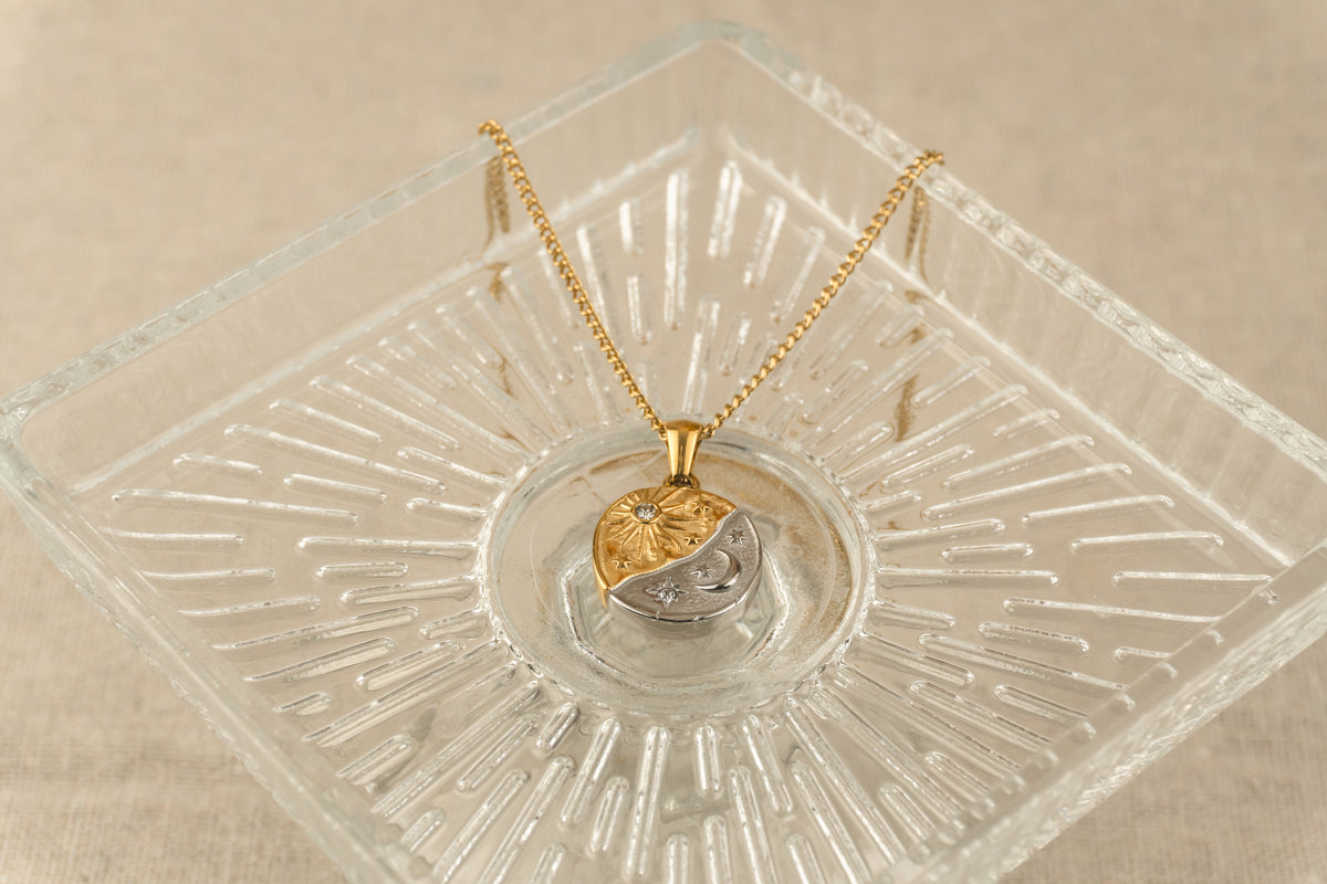 Goudkleurige ketting met celestial hanger, gedragen