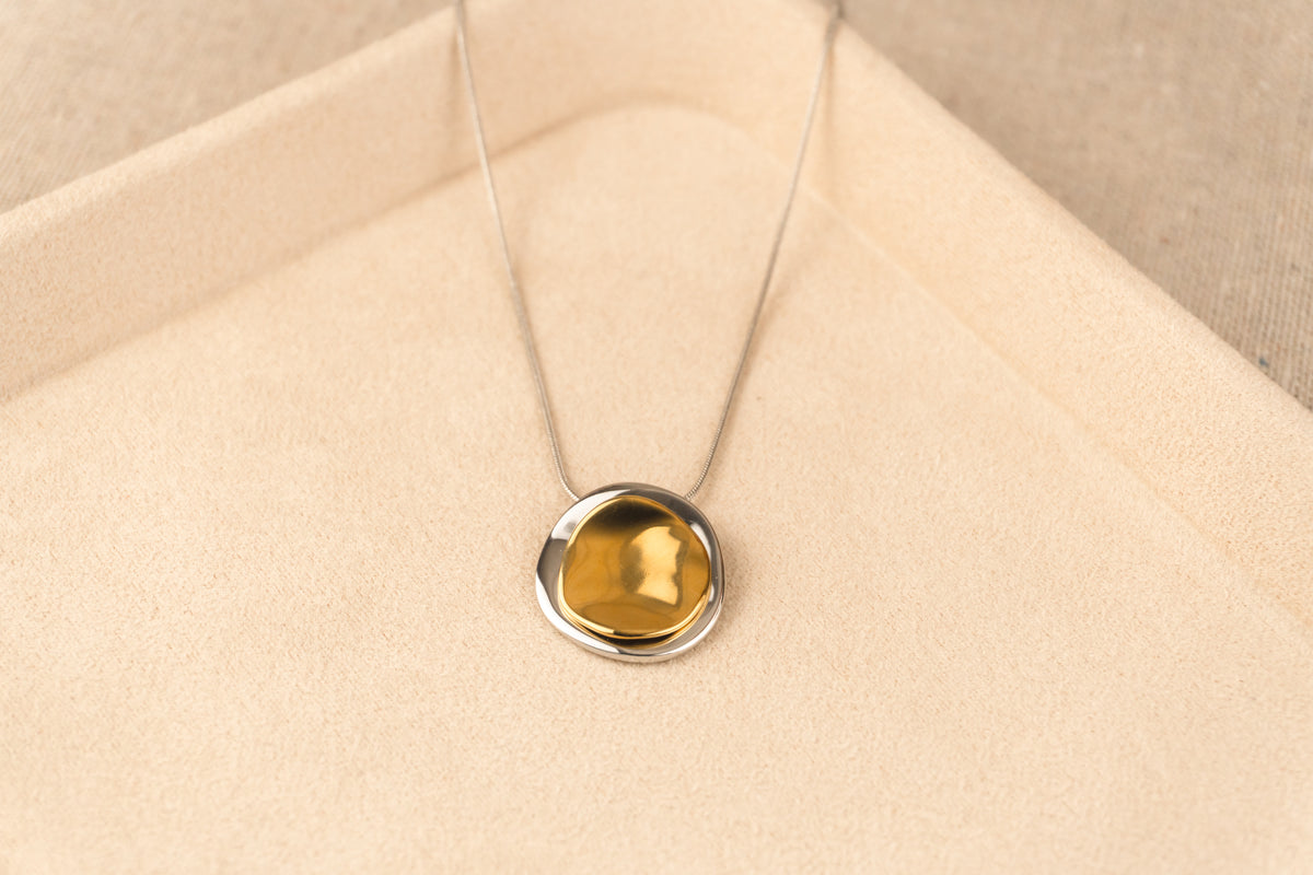 Zilverkleurige ketting met organische cirkelhanger, gedragen