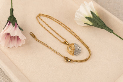 Goudkleurige ketting met celestial hanger met maan- en sterrenmotief