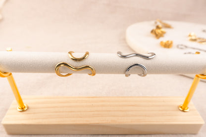 Goudkleurige open ring met organisch vloeiend gevormde band, op witte achtergrond