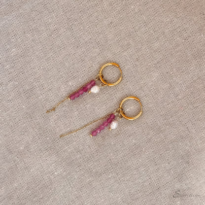 Detail van fuchsia hoop oorbel met roze toermalijn