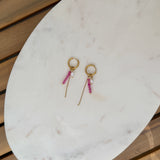 Detail van fuchsia hoop oorbel met roze toermalijn