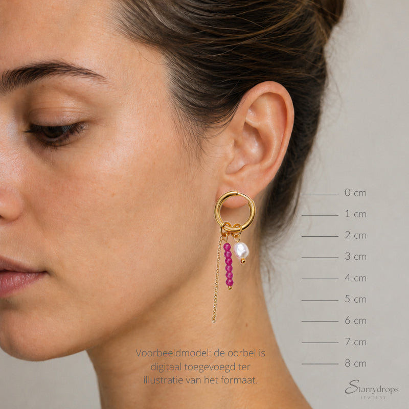Detail van fuchsia hoop oorbel met roze toermalijn
